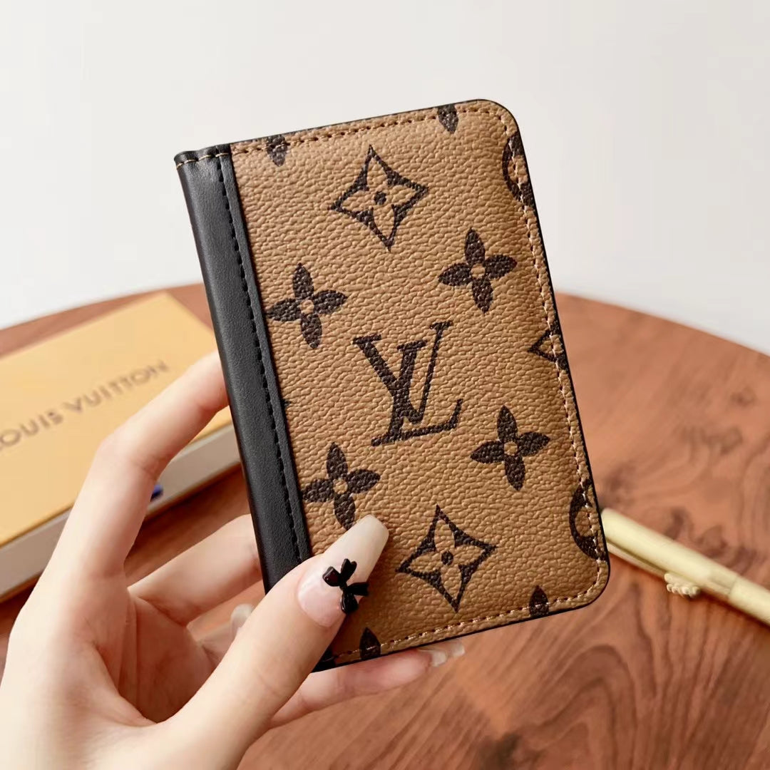 Elegantné kockované & monogramové peňaženky Lou