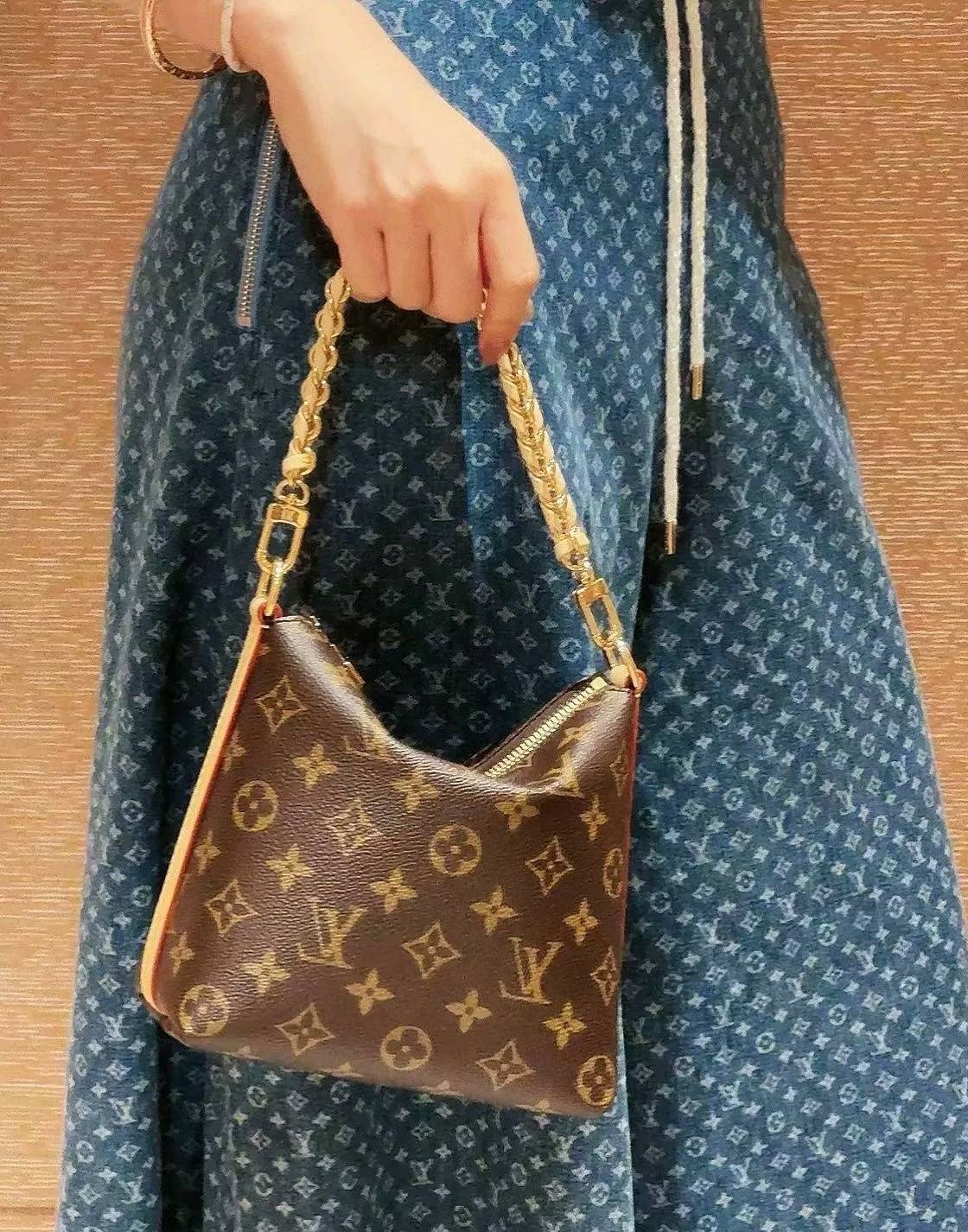 Vintage torbica za čez ramo z zadrgo in monogramom