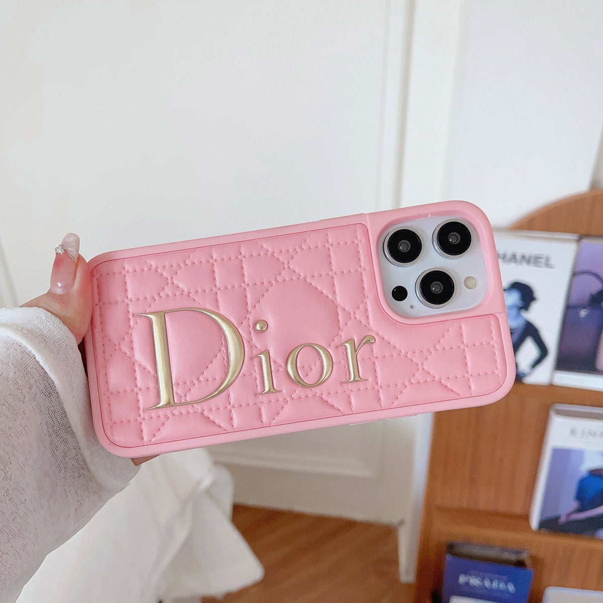Funda de iPhone de cuero con logo dorado de moda