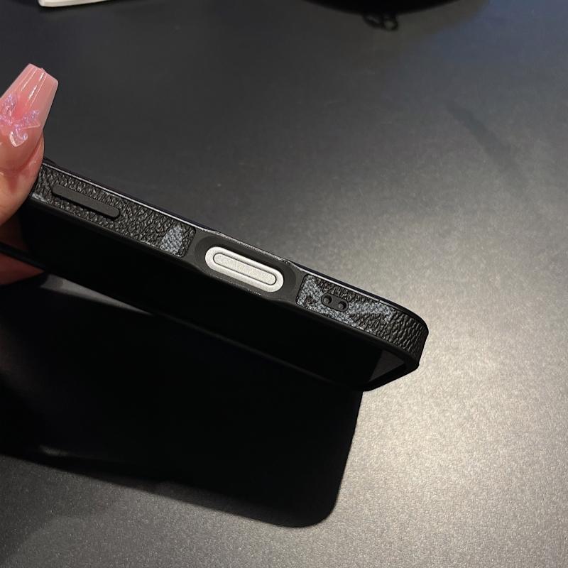 Funda premium para iPhone con textura de cuero y monograma