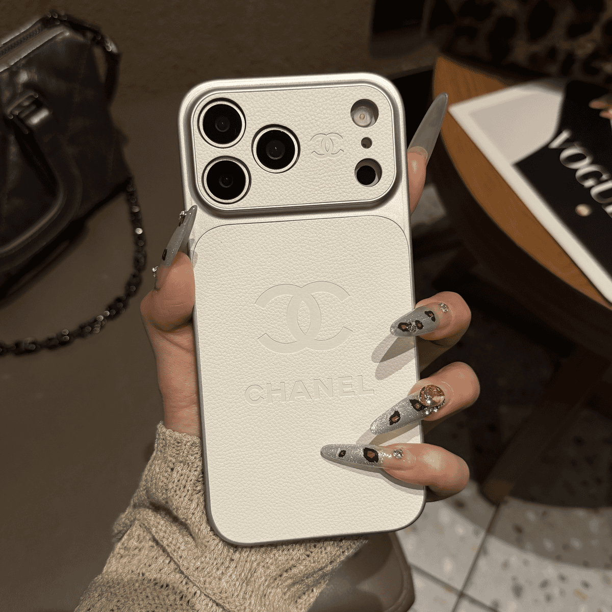 高級感のあるエンボスレザー保護iPhoneケース