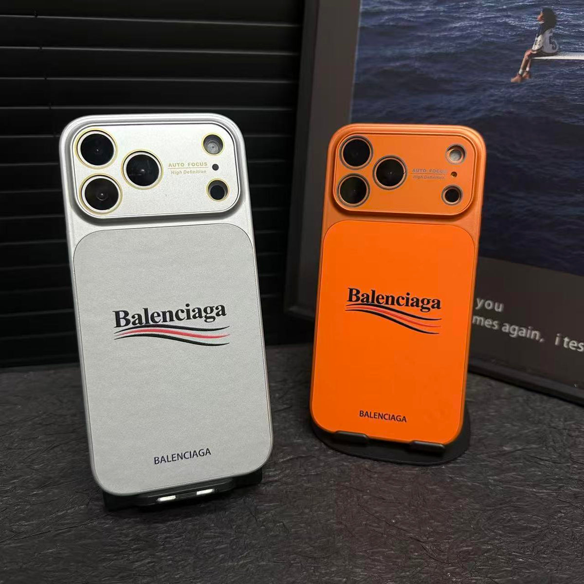 バレンシアガにインスピレーションを得た、レンズ全体を保護するマット保護 iPhone ケース