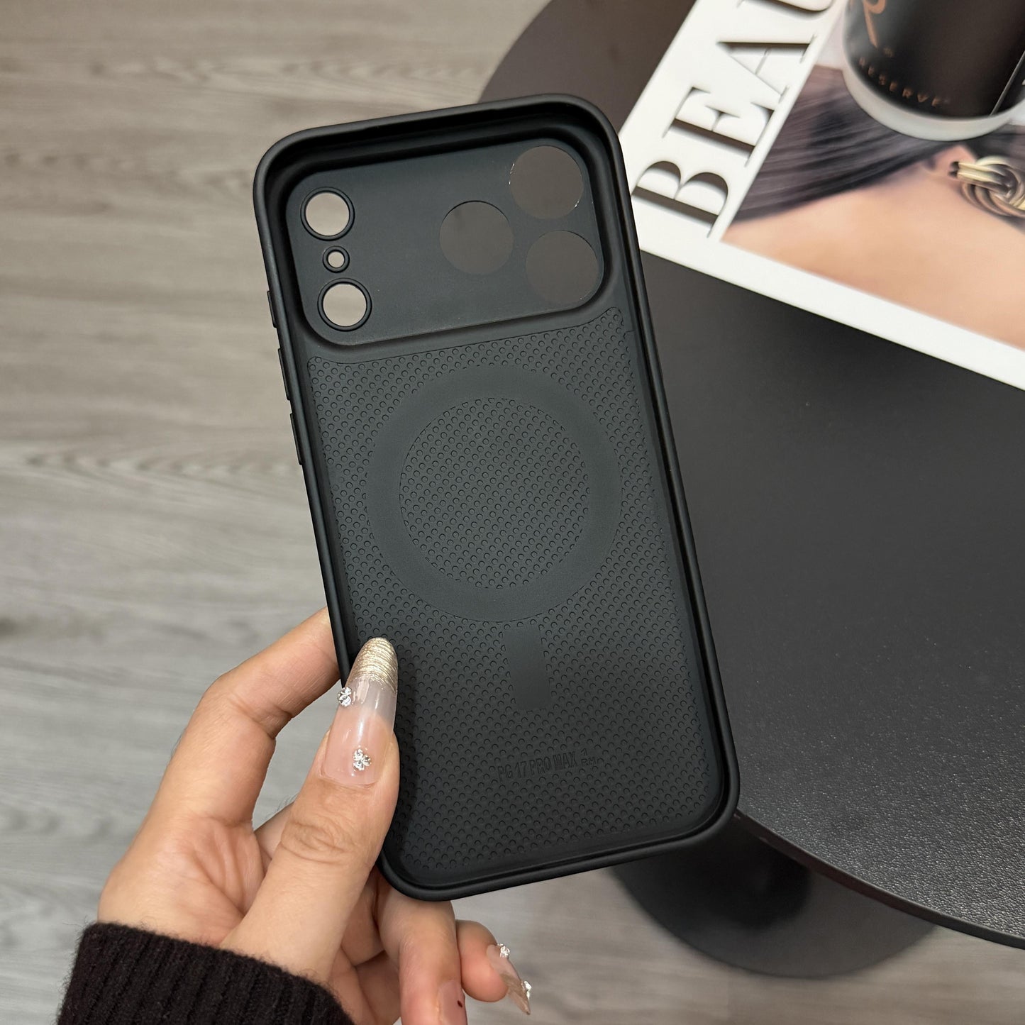 حافظة هاتف iPhone جلدية كلاسيكية Monogram من MagSafe