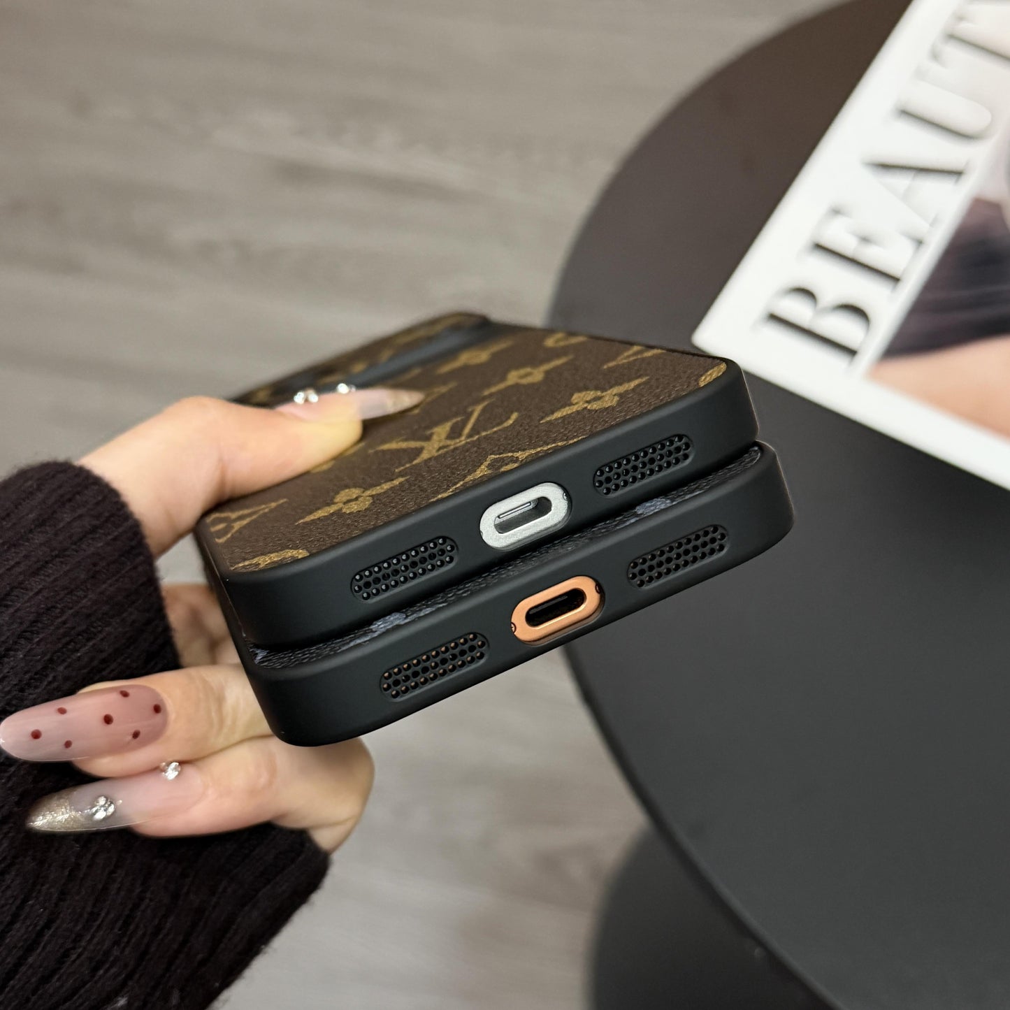 حافظة هاتف iPhone جلدية كلاسيكية Monogram من MagSafe