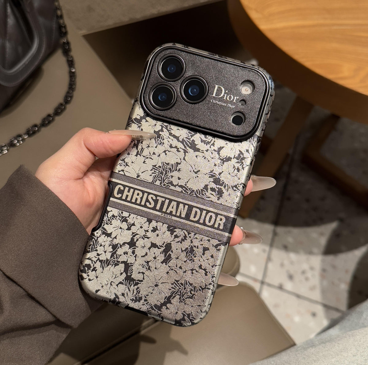 Capa para iPhone com design floral chique — proteção premium com design elegante