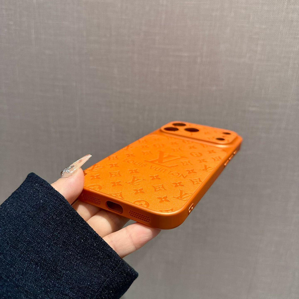 高級感のあるエンボス柄iPhoneケース