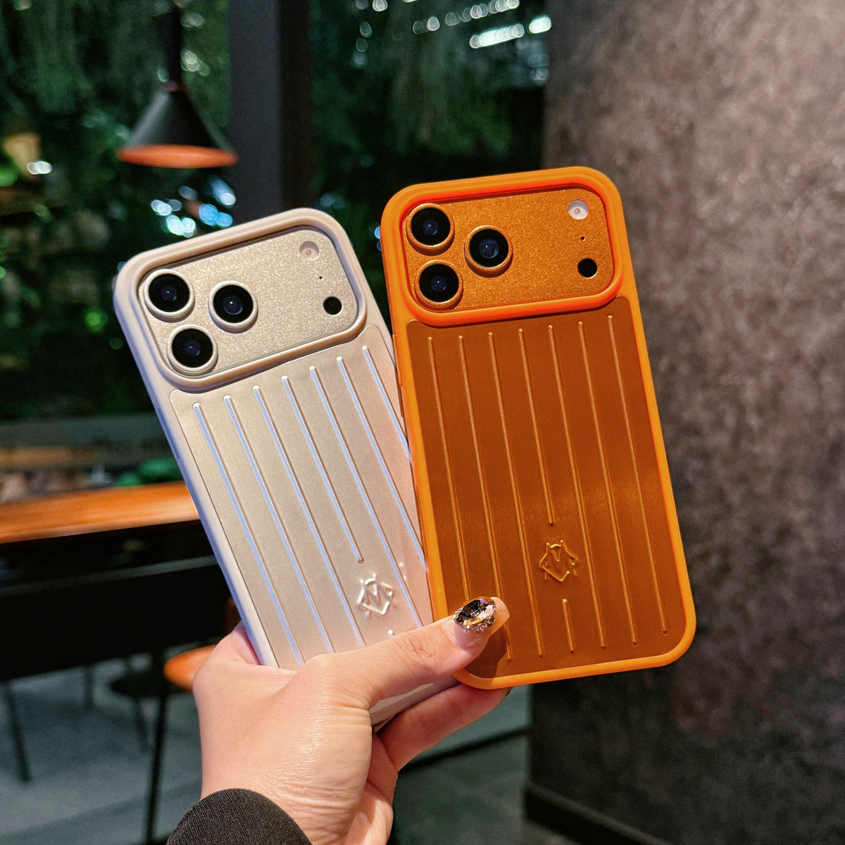 골지 금속 갑옷 iPhone 케이스 – 여행에서 영감을 받은 세련된 보호 기능