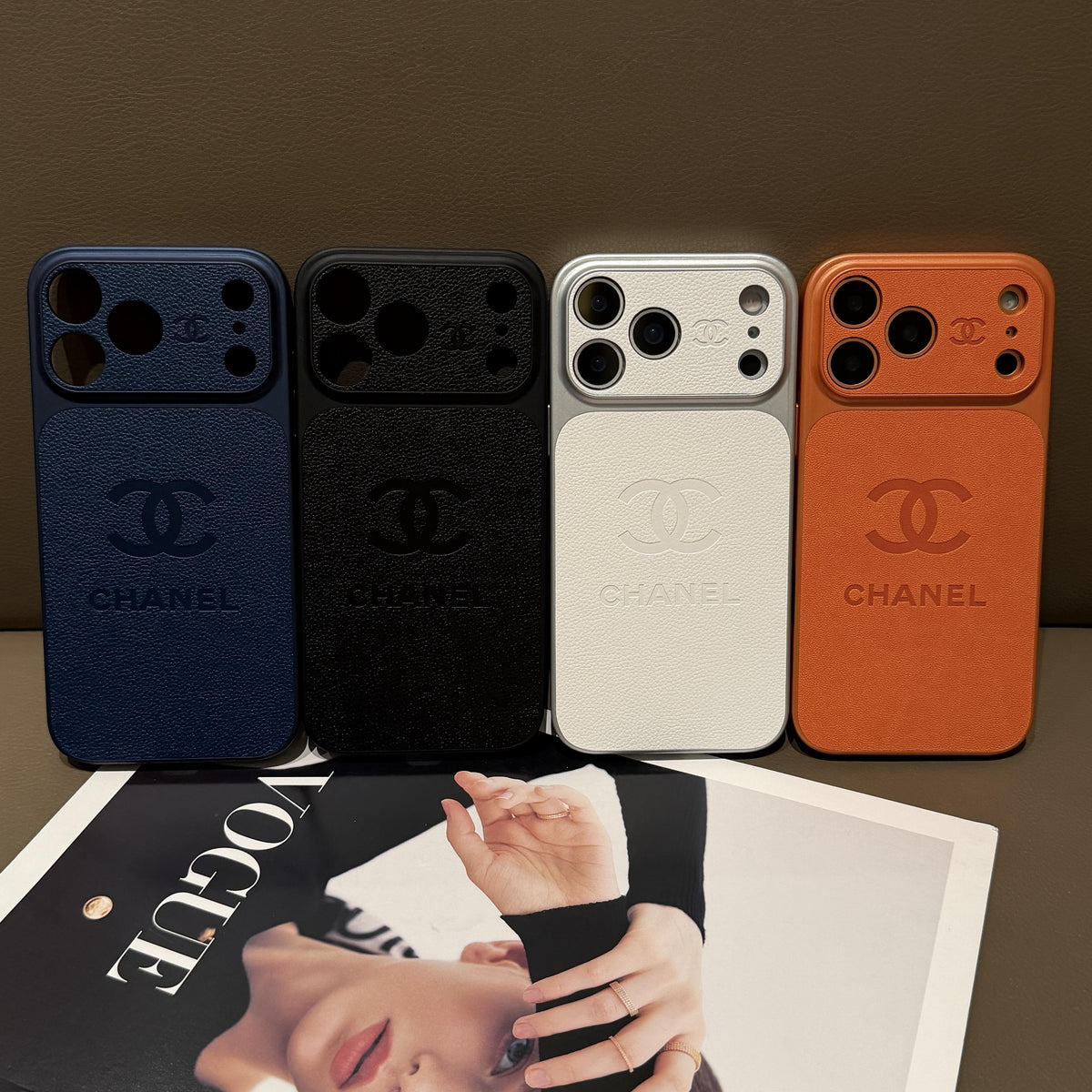 高級感のあるエンボスレザー保護iPhoneケース
