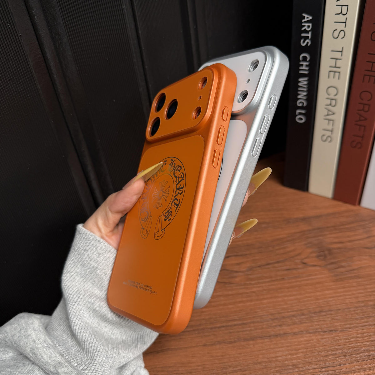 Capa protetora para iPhone com corações cromados
