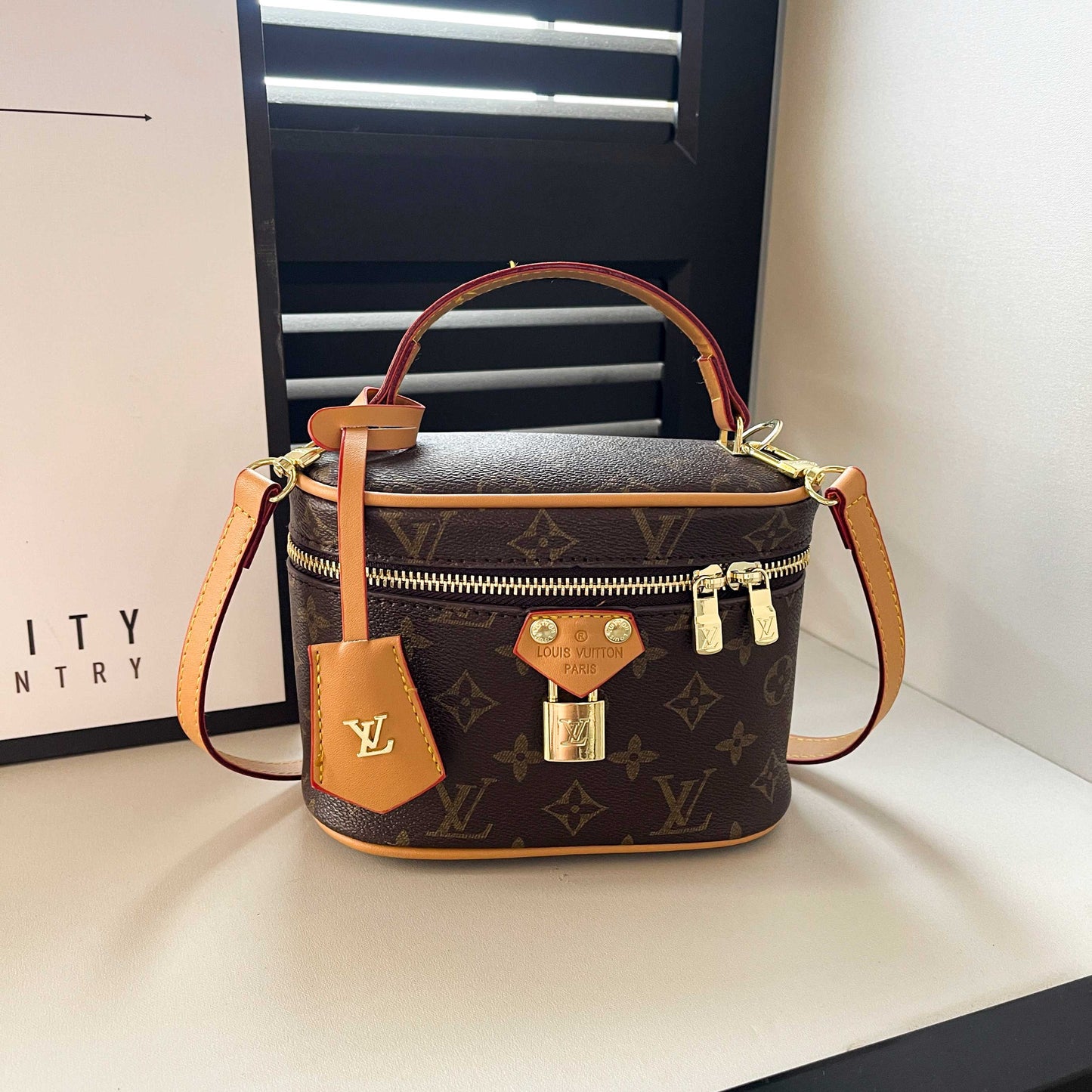 Vintage-inspirierte Box-Handtasche – elegante Monogram-Tragetasche