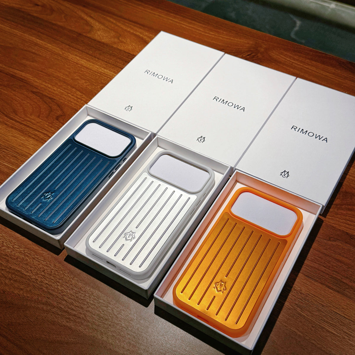 골지 금속 갑옷 iPhone 케이스 – 여행에서 영감을 받은 세련된 보호 기능