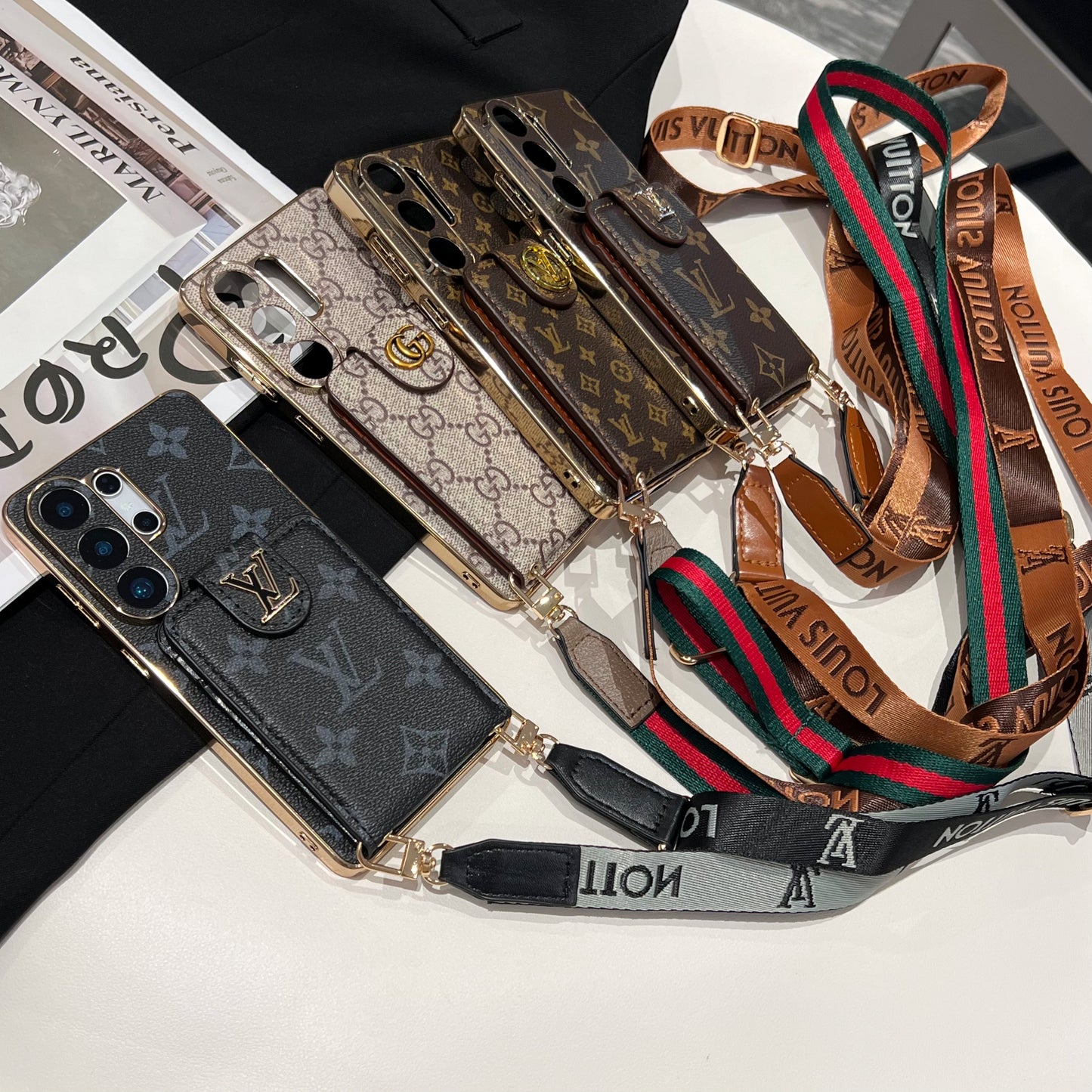 Funda para teléfono tipo bandolera con monograma de lujo, bolsillo para tarjetas y correa para el hombro