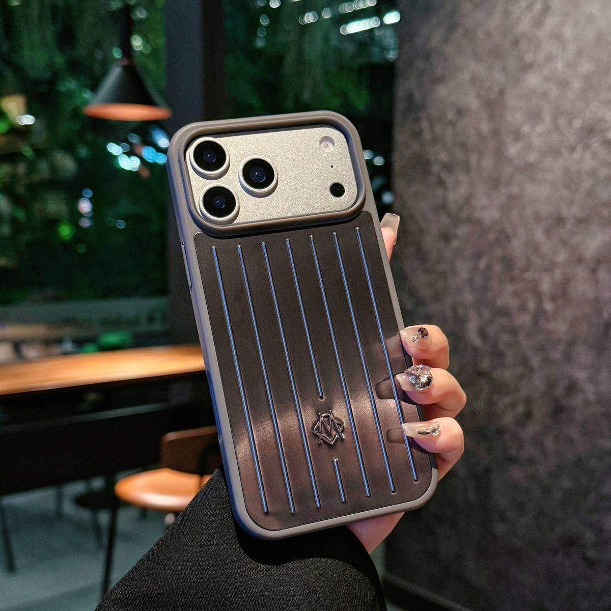 골지 금속 갑옷 iPhone 케이스 – 여행에서 영감을 받은 세련된 보호 기능