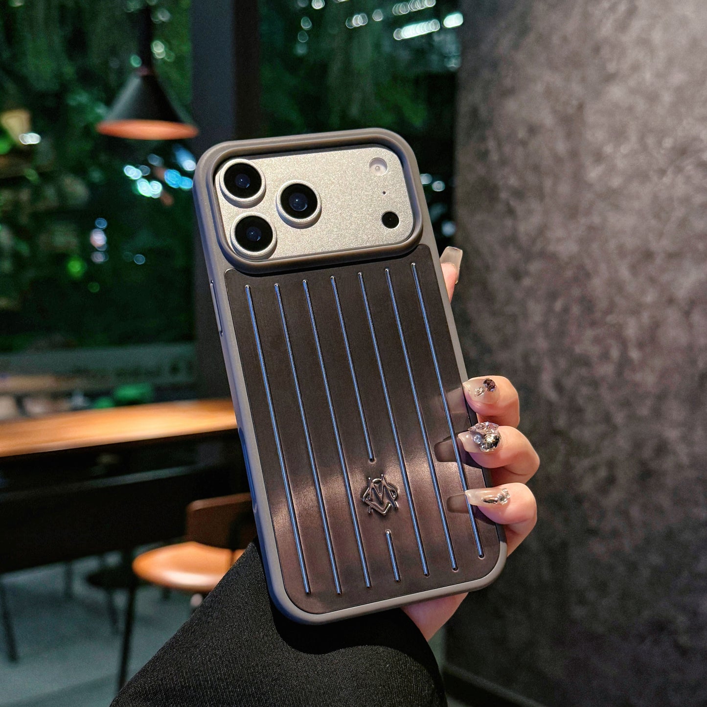 Husă pentru iPhone cu armură metalică cu nervuri – Protecție elegantă, inspirată de călătorii