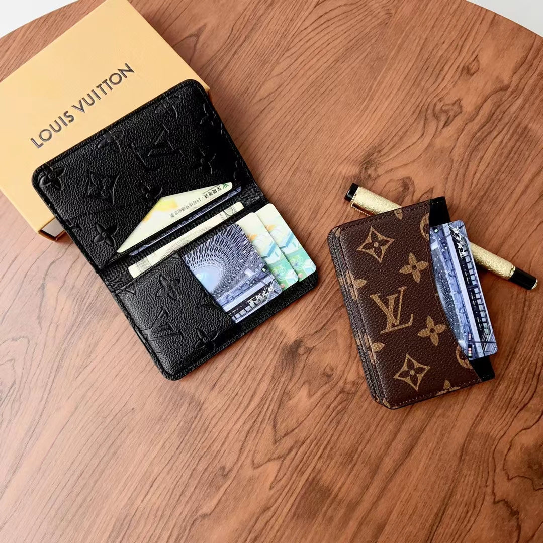 Elegantné kockované & monogramové peňaženky Lou