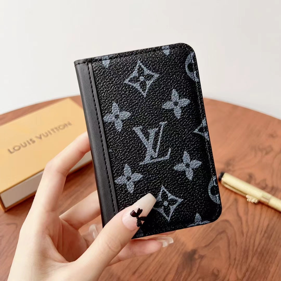 Elegantné kockované & monogramové peňaženky Lou