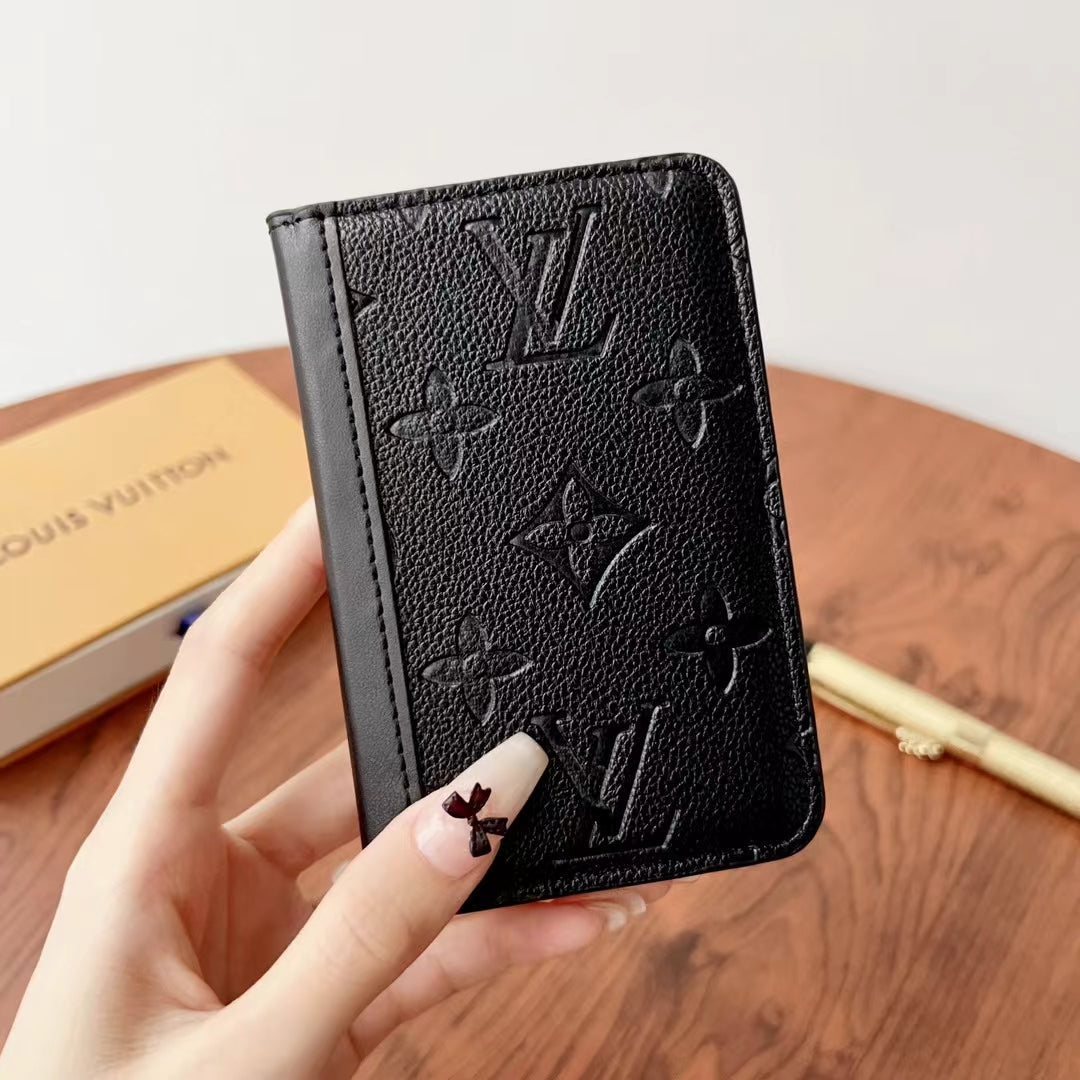 Elegantné kockované & monogramové peňaženky Lou