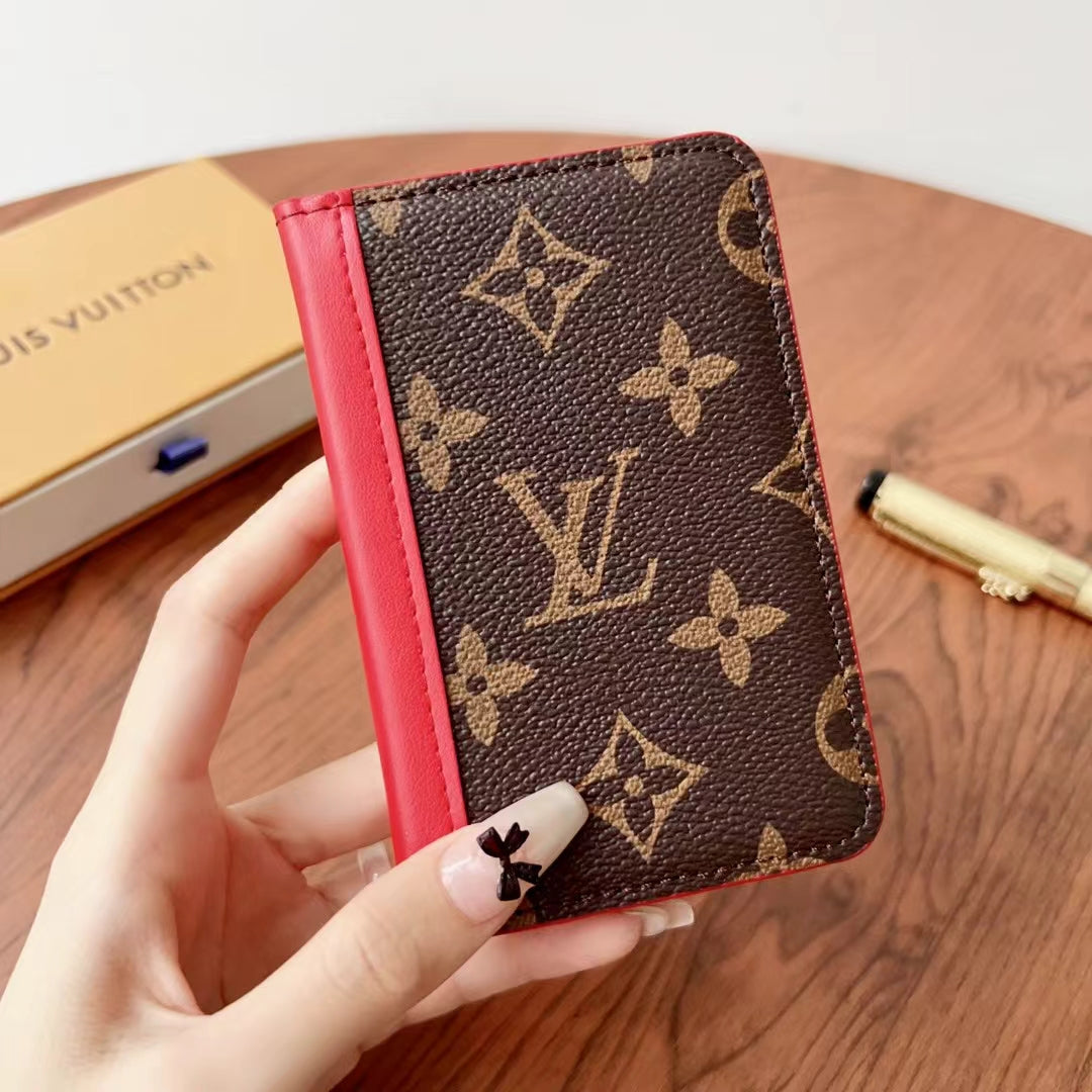 Elegantné kockované & monogramové peňaženky Lou