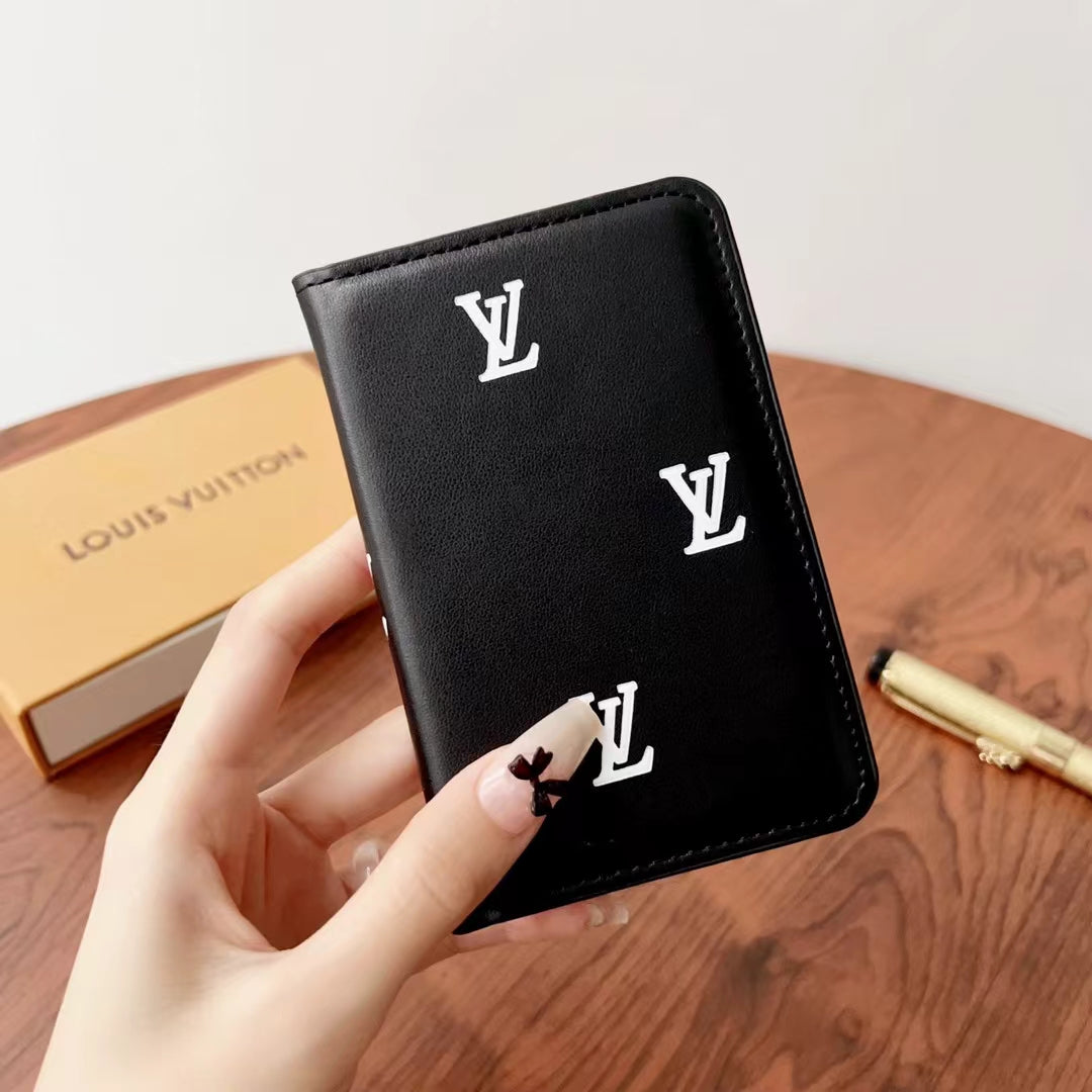 Elegantné kockované & monogramové peňaženky Lou