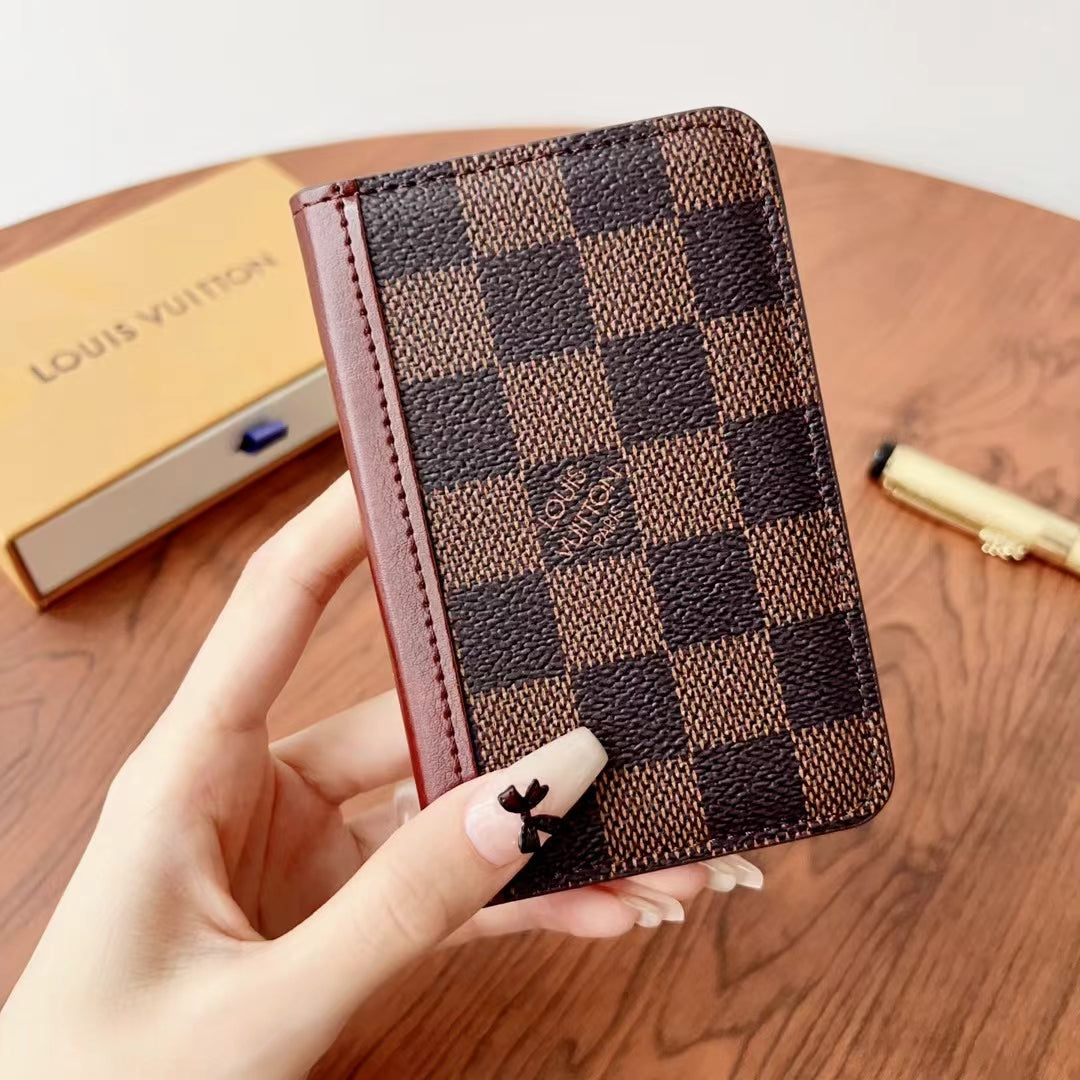 Elegantné kockované & monogramové peňaženky Lou