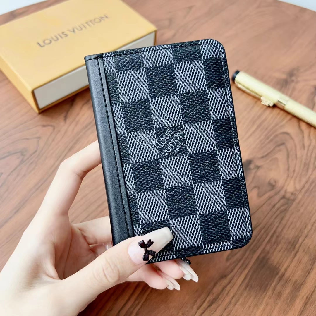 Elegantné kockované & monogramové peňaženky Lou