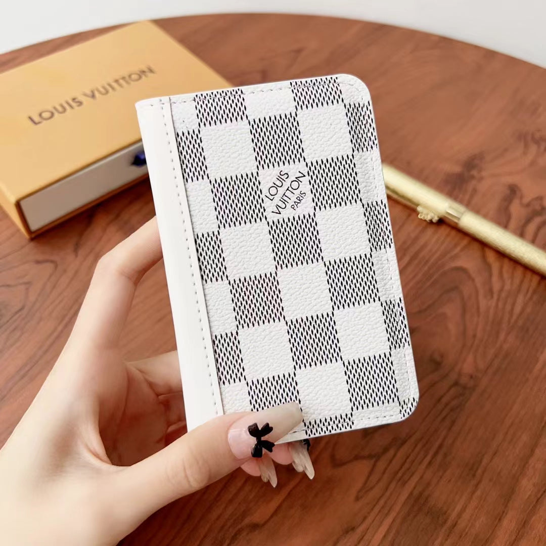 Elegantné kockované & monogramové peňaženky Lou