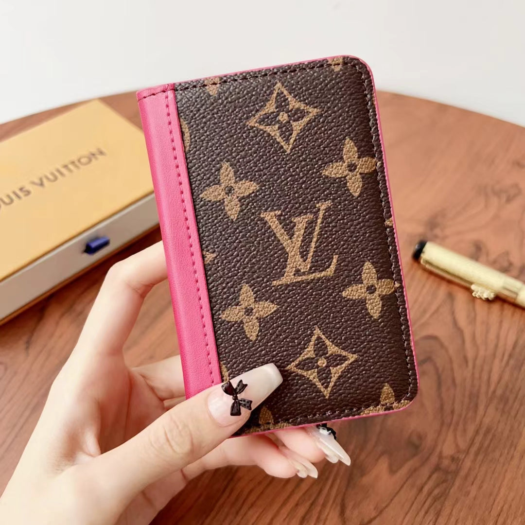 Elegantné kockované & monogramové peňaženky Lou