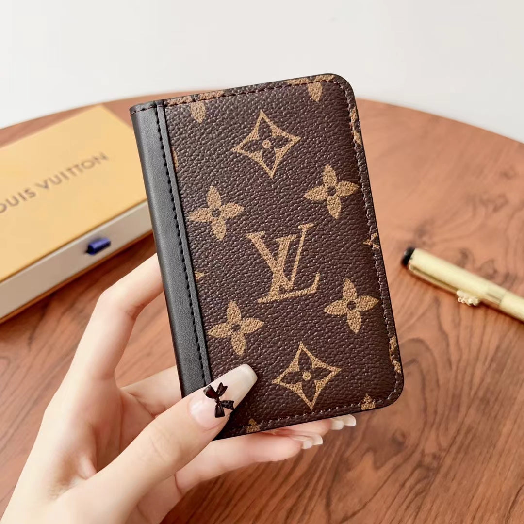 Elegantné kockované & monogramové peňaženky Lou