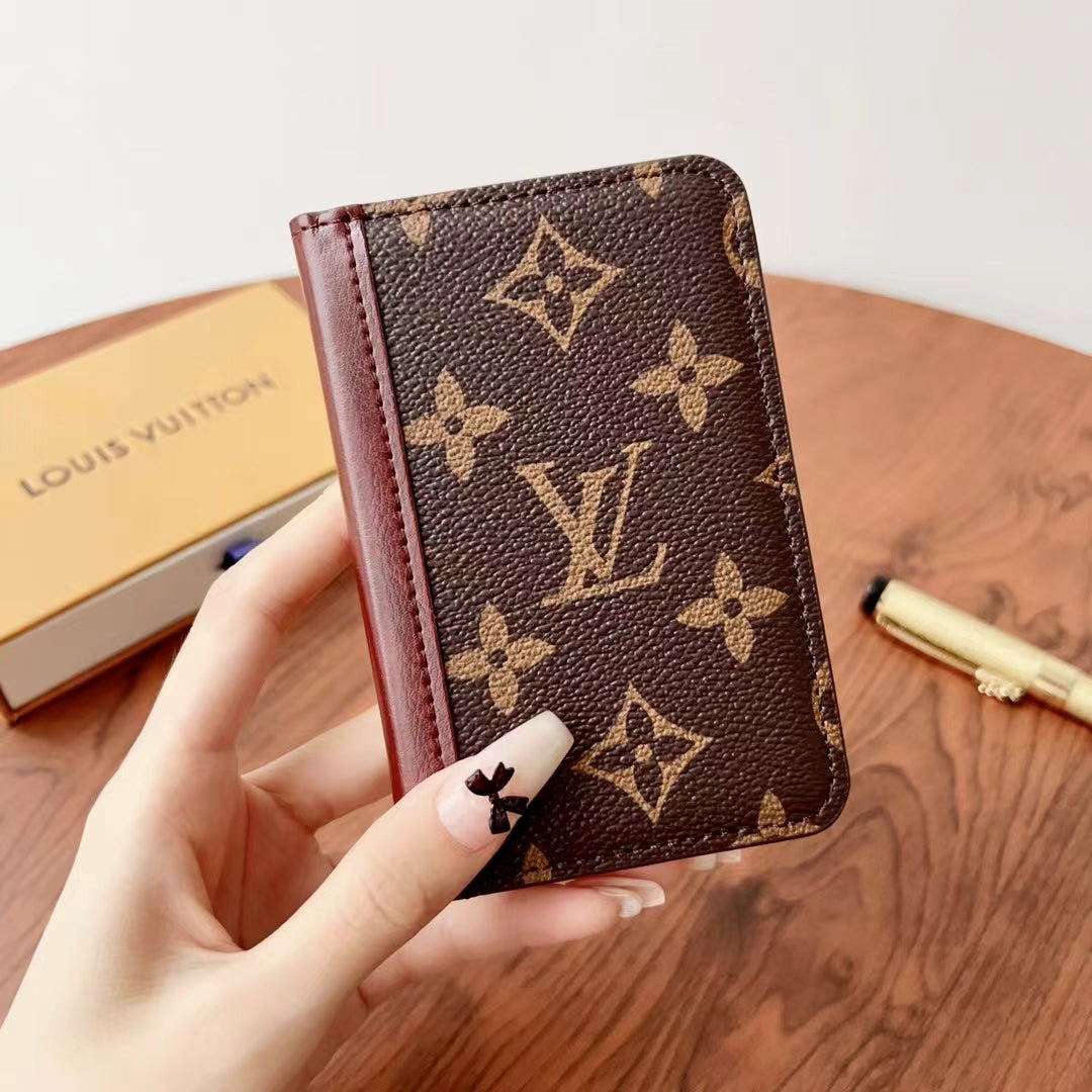 Elegantné kockované & monogramové peňaženky Lou