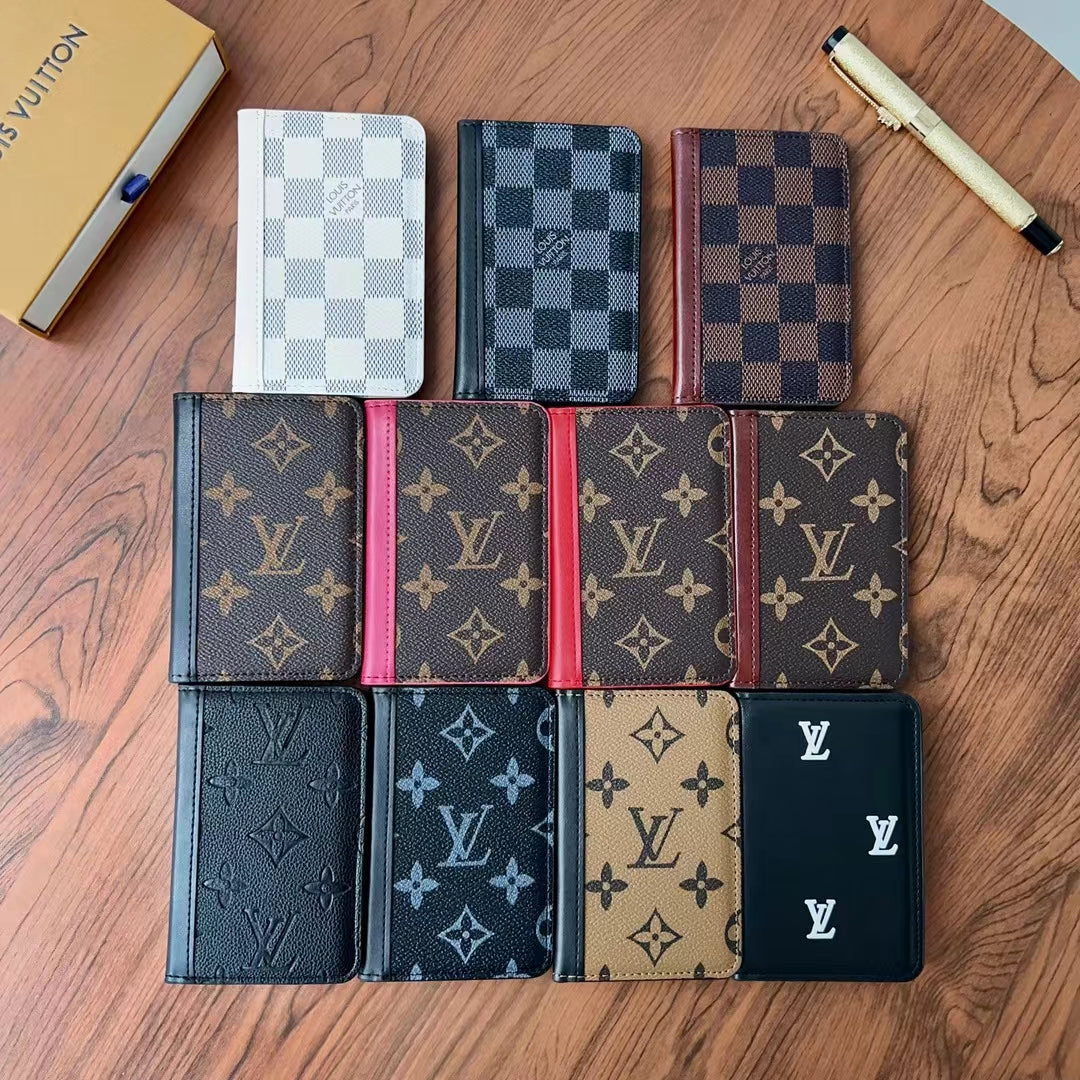 Elegantné kockované & monogramové peňaženky Lou