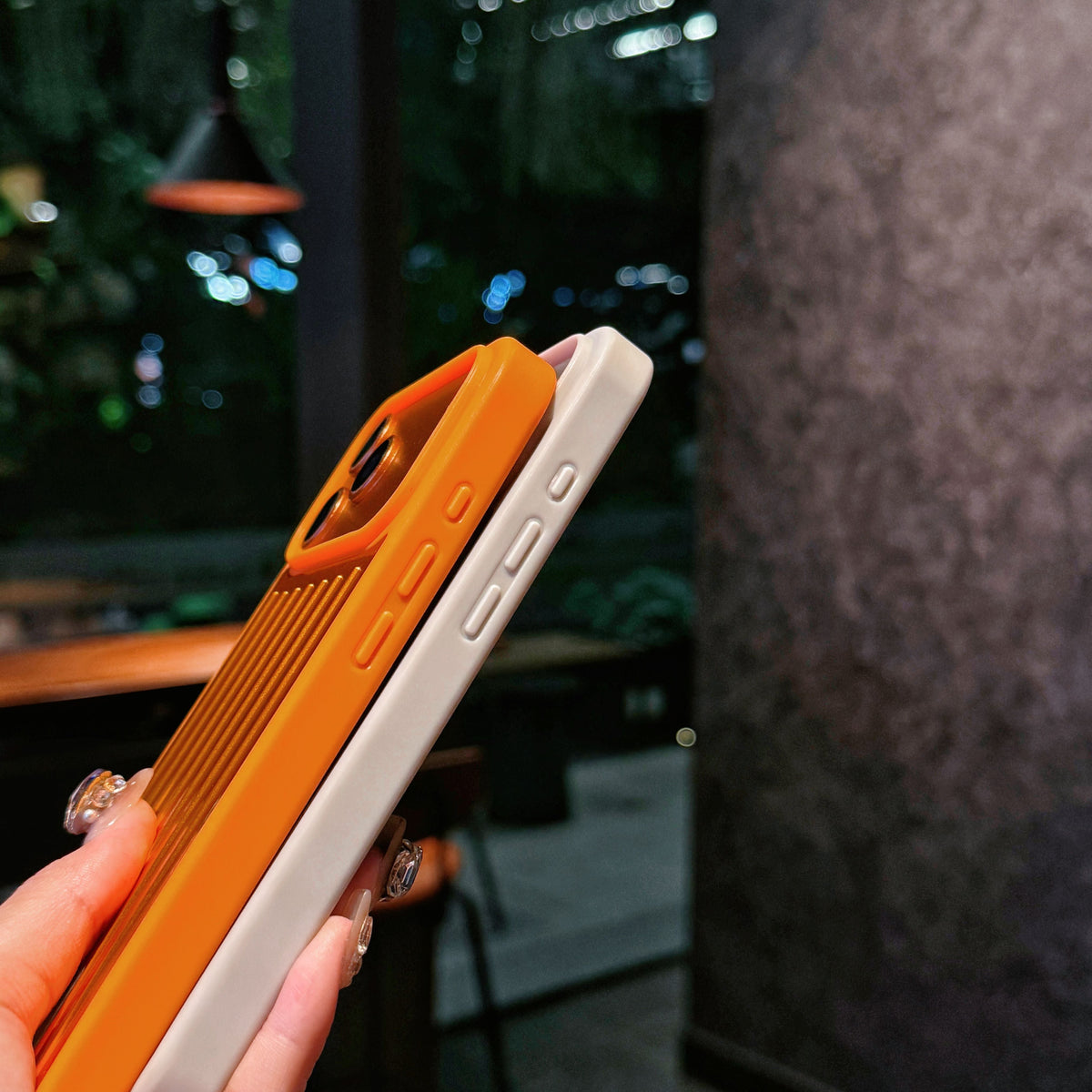 골지 금속 갑옷 iPhone 케이스 – 여행에서 영감을 받은 세련된 보호 기능