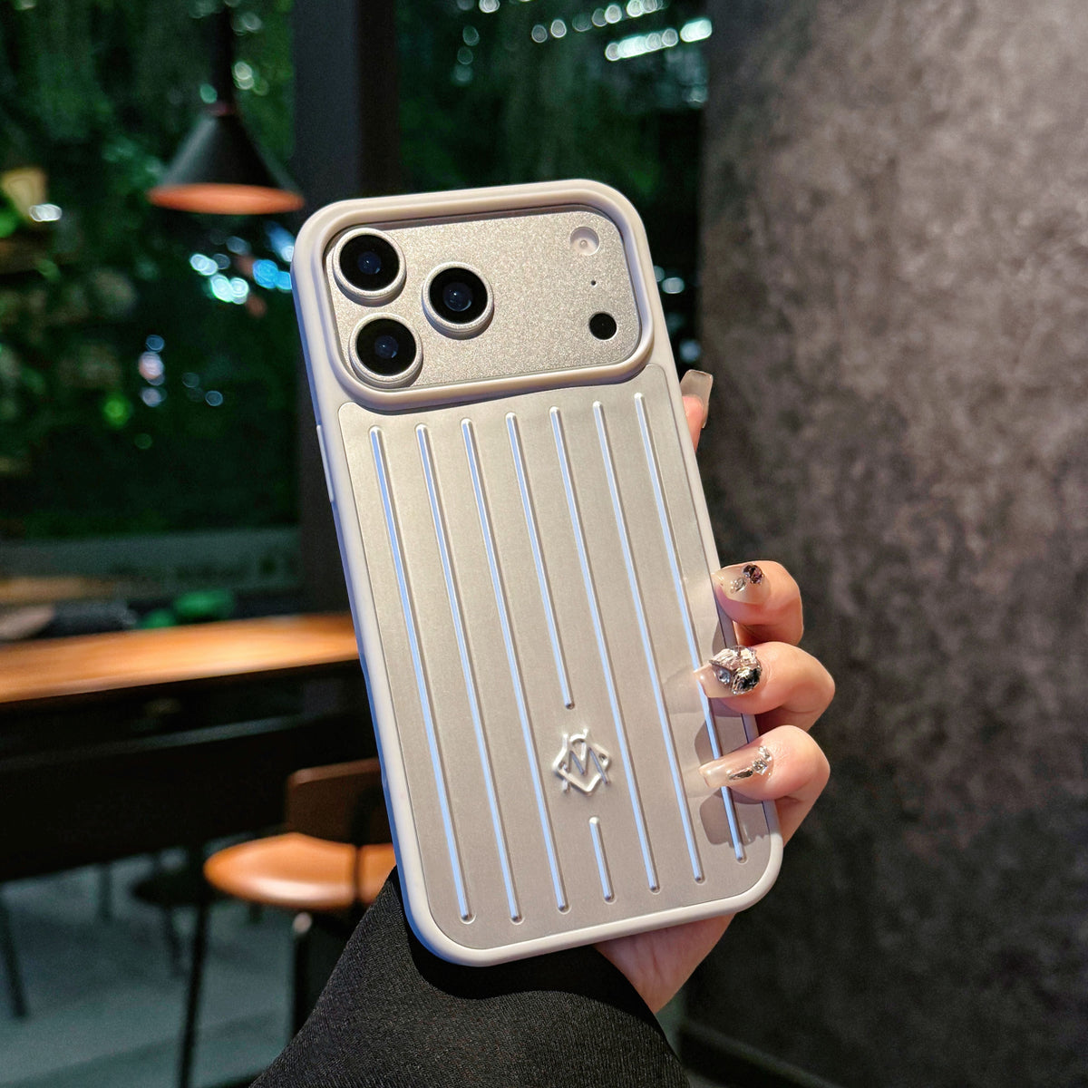 골지 금속 갑옷 iPhone 케이스 – 여행에서 영감을 받은 세련된 보호 기능