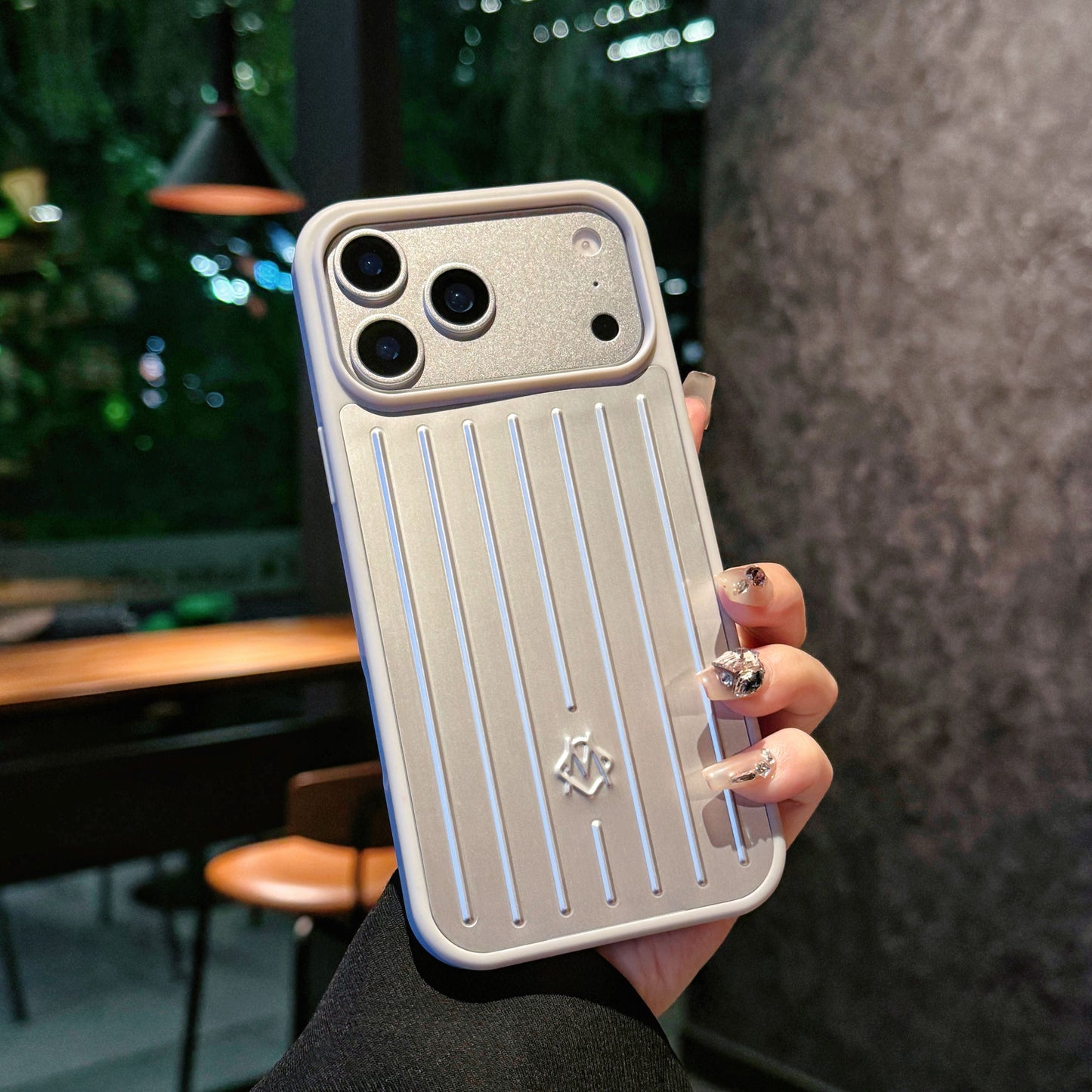 Husă pentru iPhone cu armură metalică cu nervuri – Protecție elegantă, inspirată de călătorii
