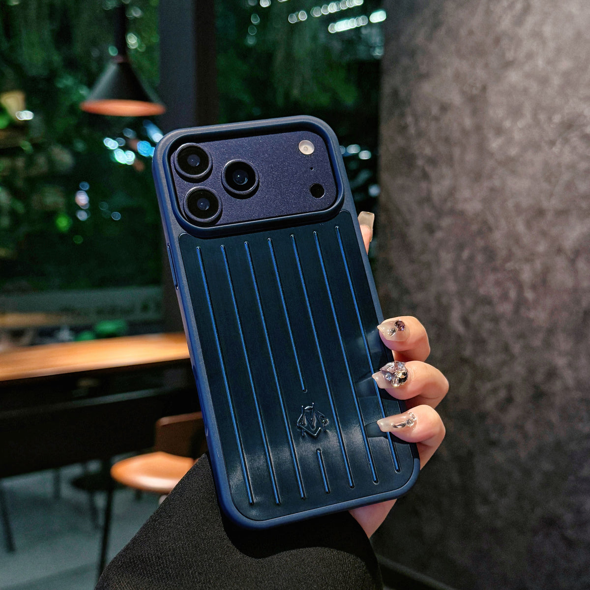 골지 금속 갑옷 iPhone 케이스 – 여행에서 영감을 받은 세련된 보호 기능