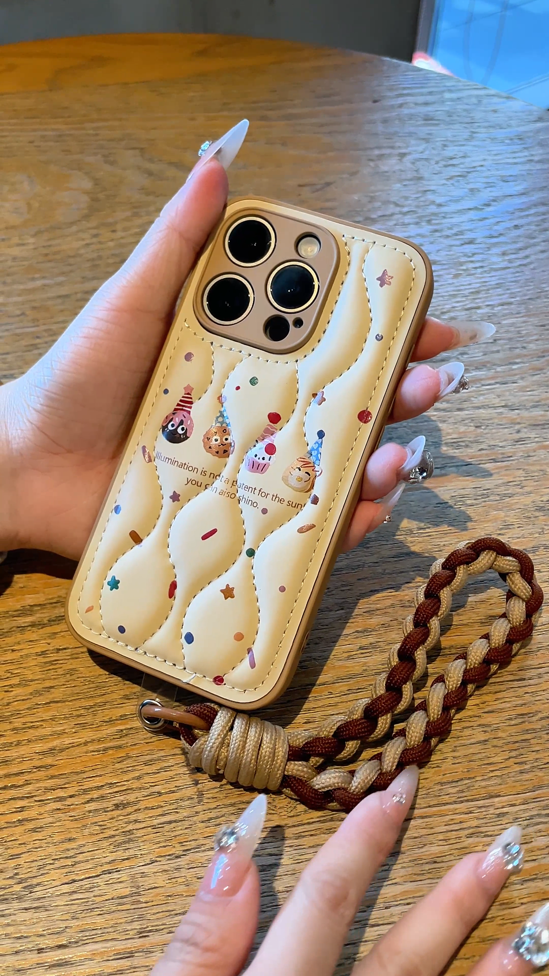 フェザーライト コージー: トレンドセッターのためのシックなクッキーにインスピレーションを得た iPhone ケース