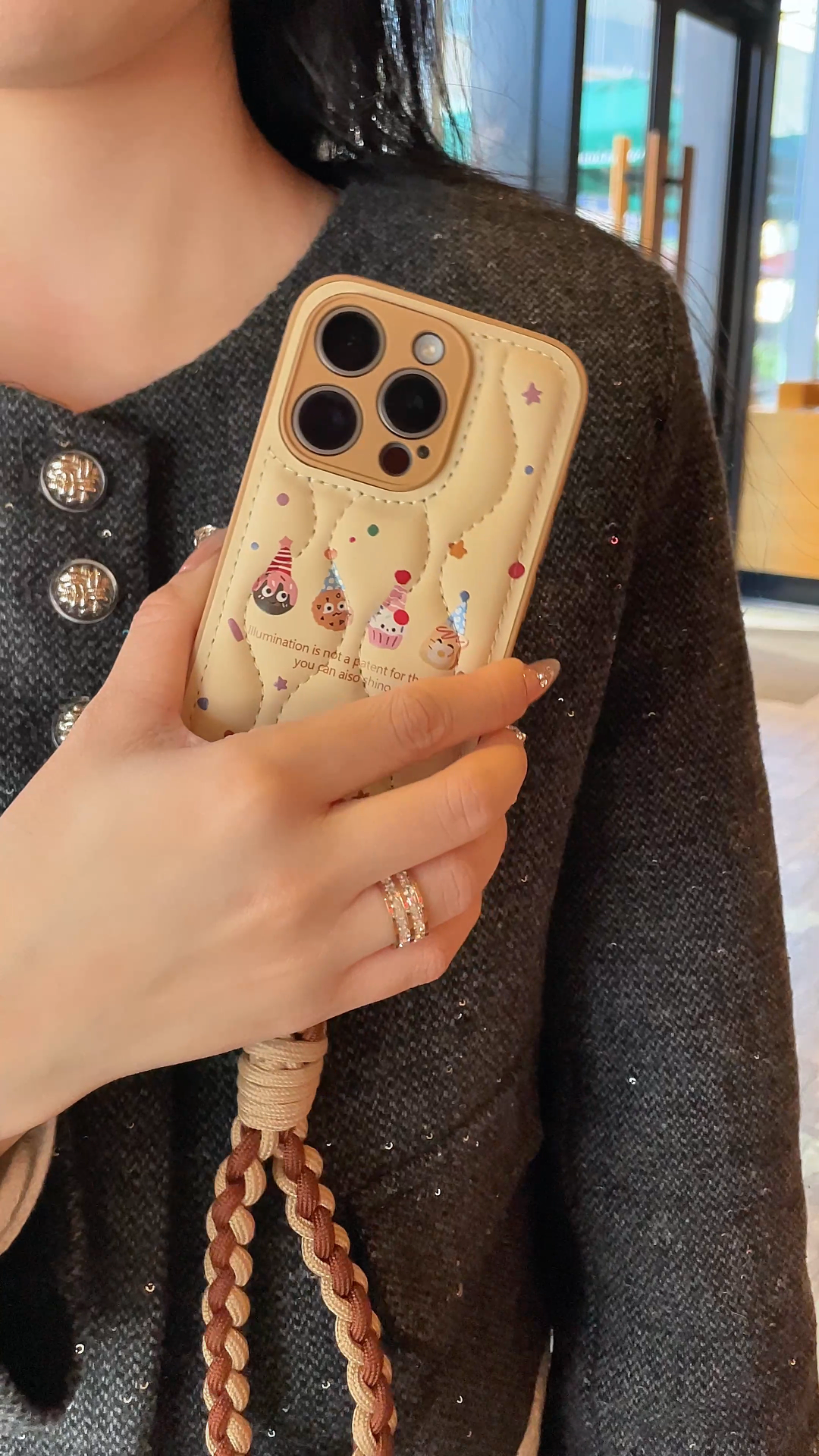 フェザーライト コージー: トレンドセッターのためのシックなクッキーにインスピレーションを得た iPhone ケース