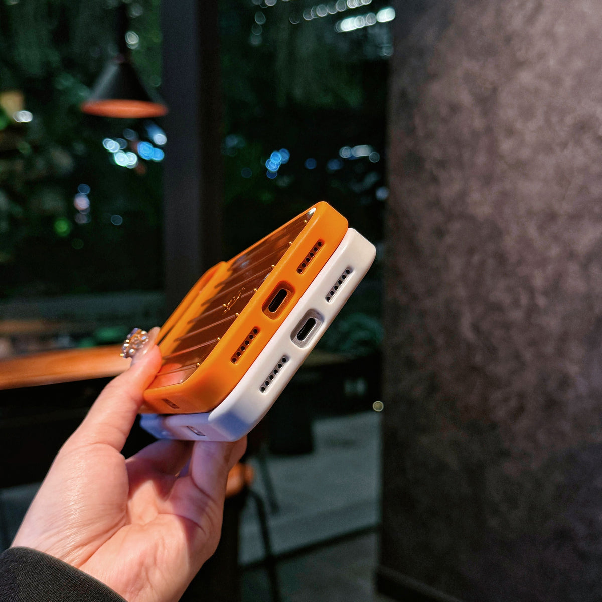 골지 금속 갑옷 iPhone 케이스 – 여행에서 영감을 받은 세련된 보호 기능