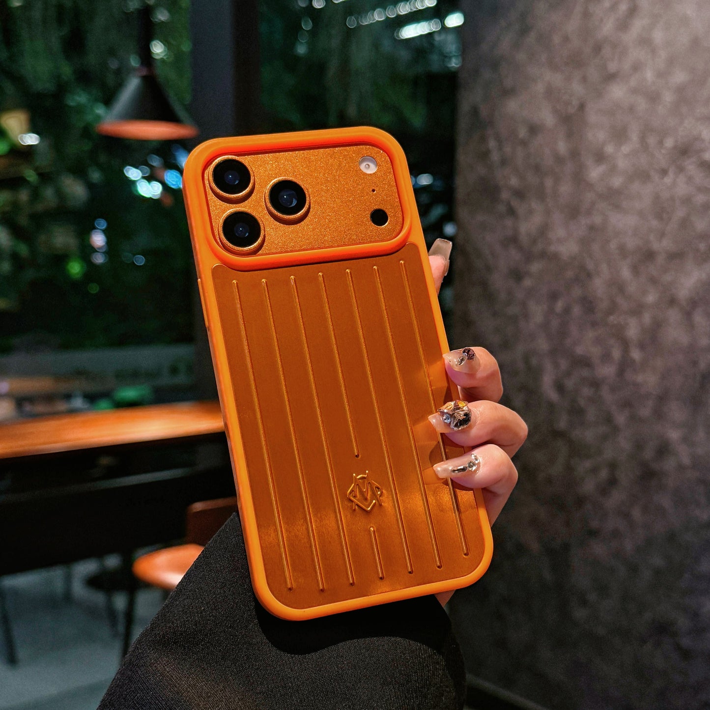 Husă pentru iPhone cu armură metalică cu nervuri – Protecție elegantă, inspirată de călătorii