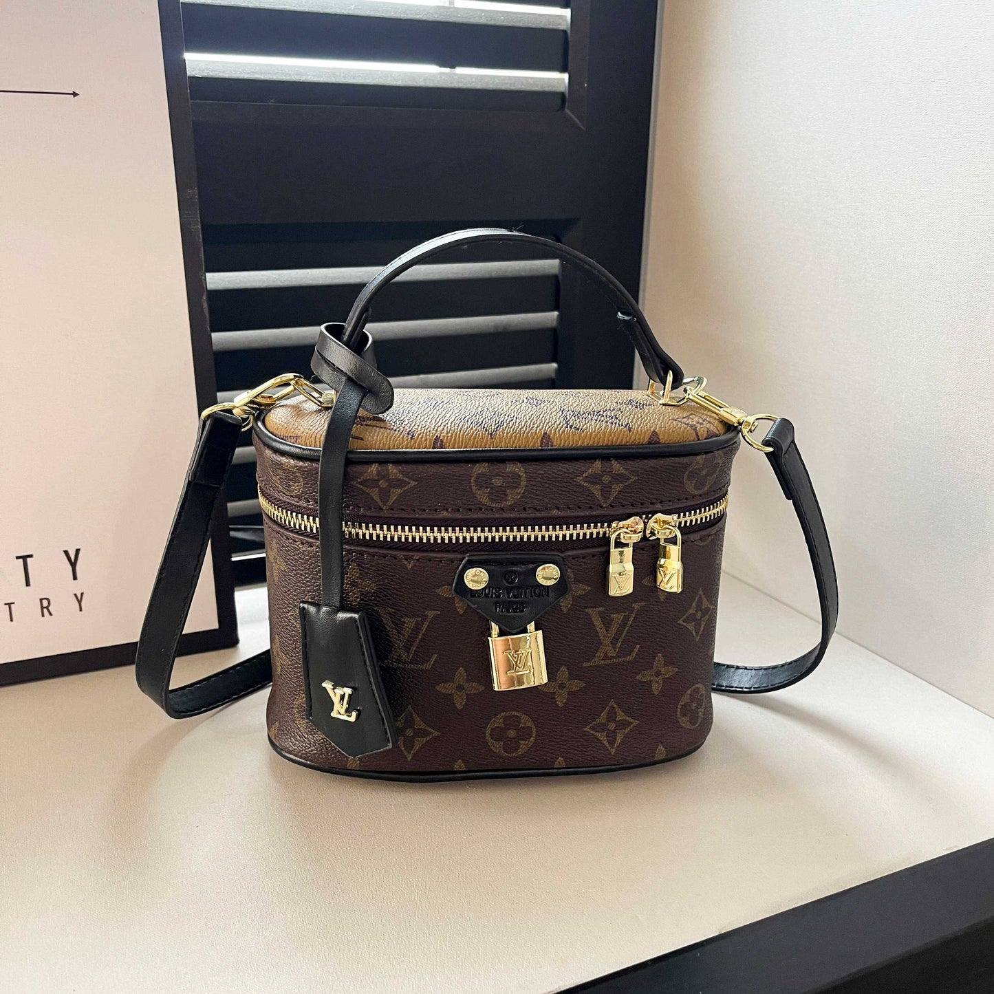 Vintage-inspirierte Box-Handtasche – elegante Monogram-Tragetasche