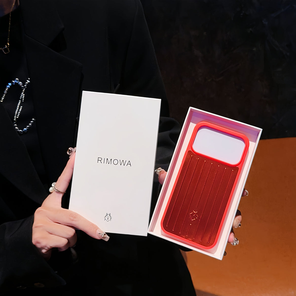 골지 금속 갑옷 iPhone 케이스 – 여행에서 영감을 받은 세련된 보호 기능
