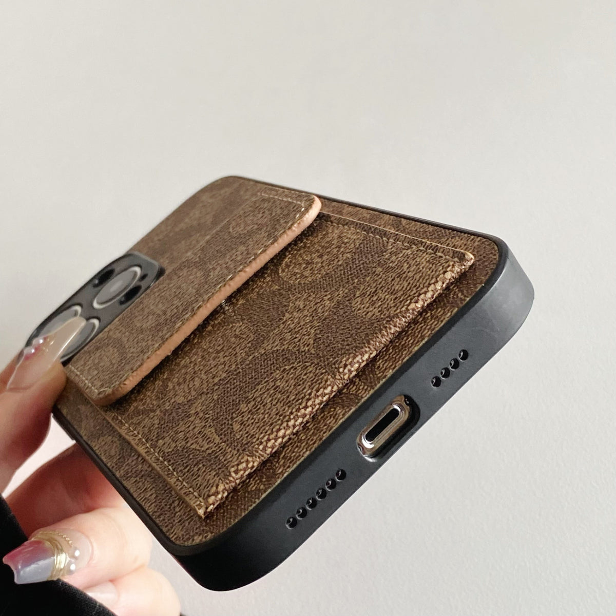 Capa clássica para iPhone com carteira marrom claro-HP240513