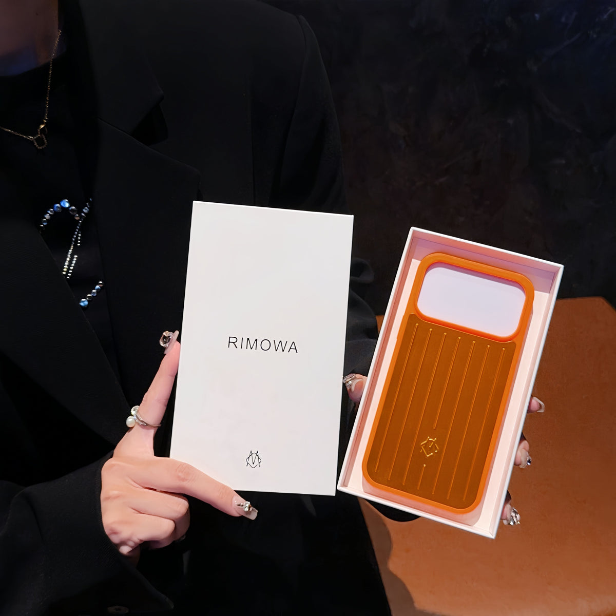 골지 금속 갑옷 iPhone 케이스 – 여행에서 영감을 받은 세련된 보호 기능