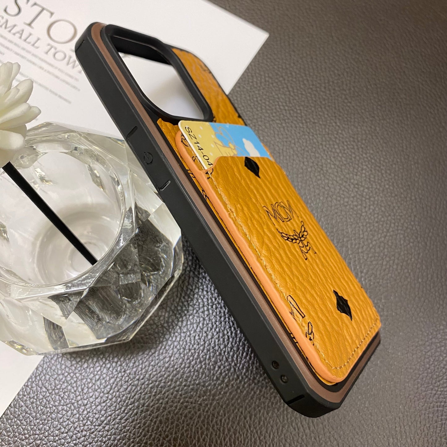 MCM puzdro na iPhone s držiakom karty žlté-MCK240603
