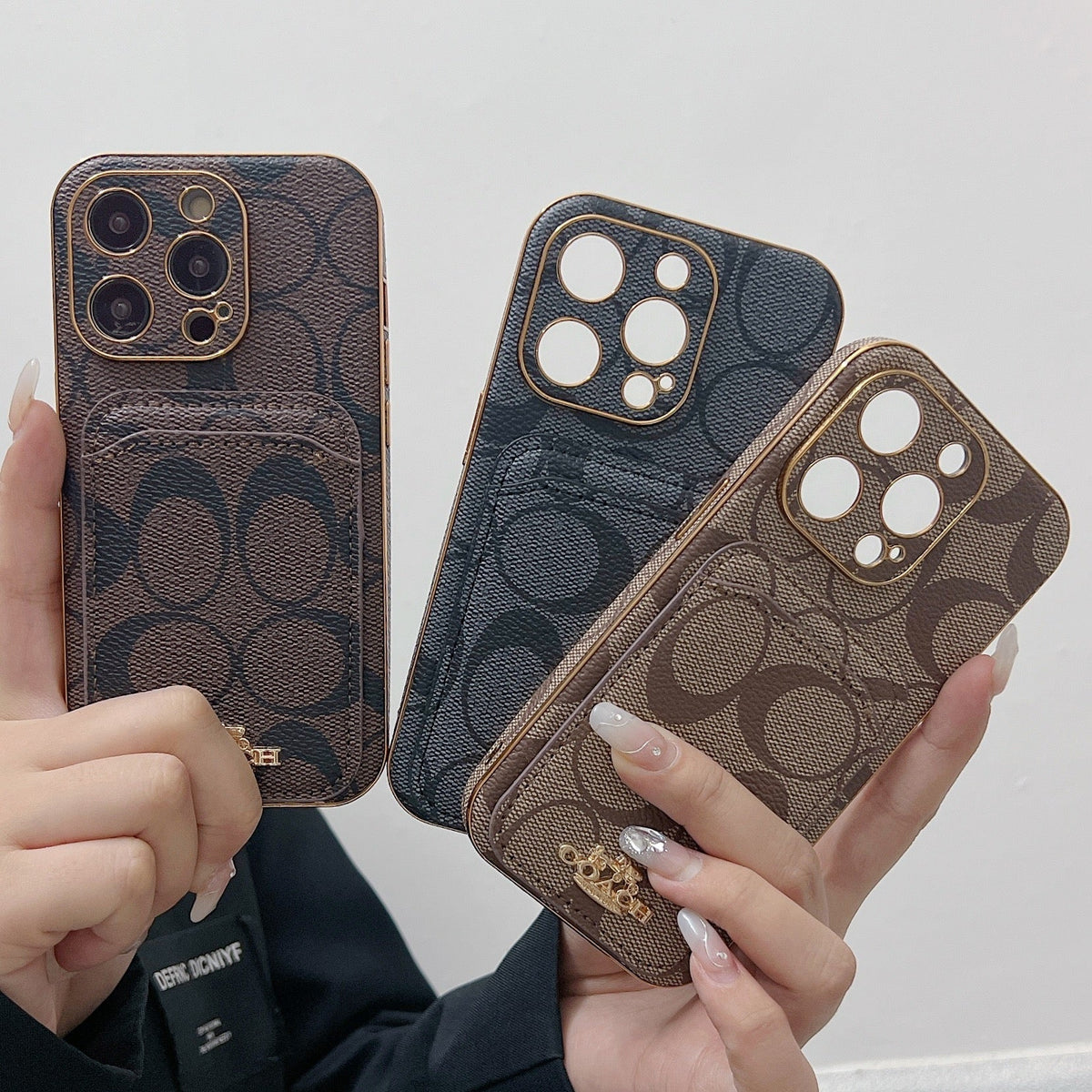 Capa clássica para iPhone com porta-cartões preta -KB241651