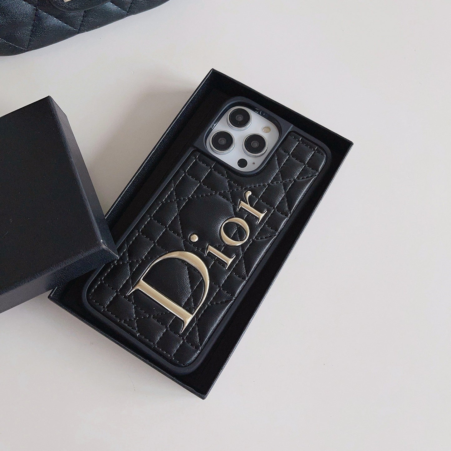 Módne kožené puzdro na iPhone so zlatým logom