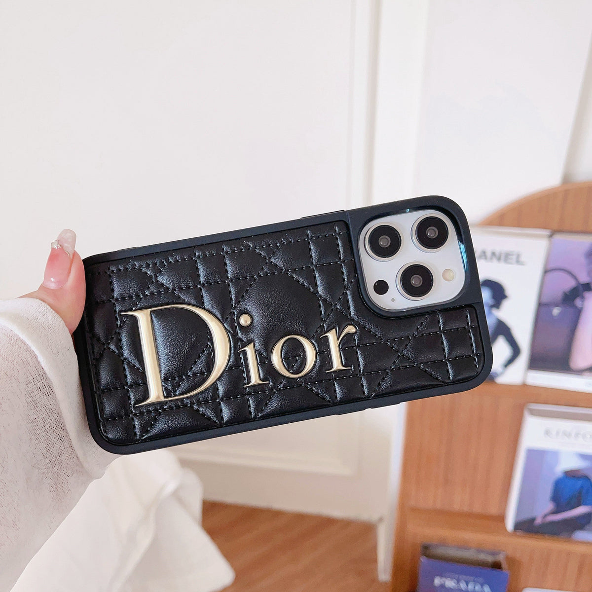 Capa de couro com logotipo dourado da moda para iPhone