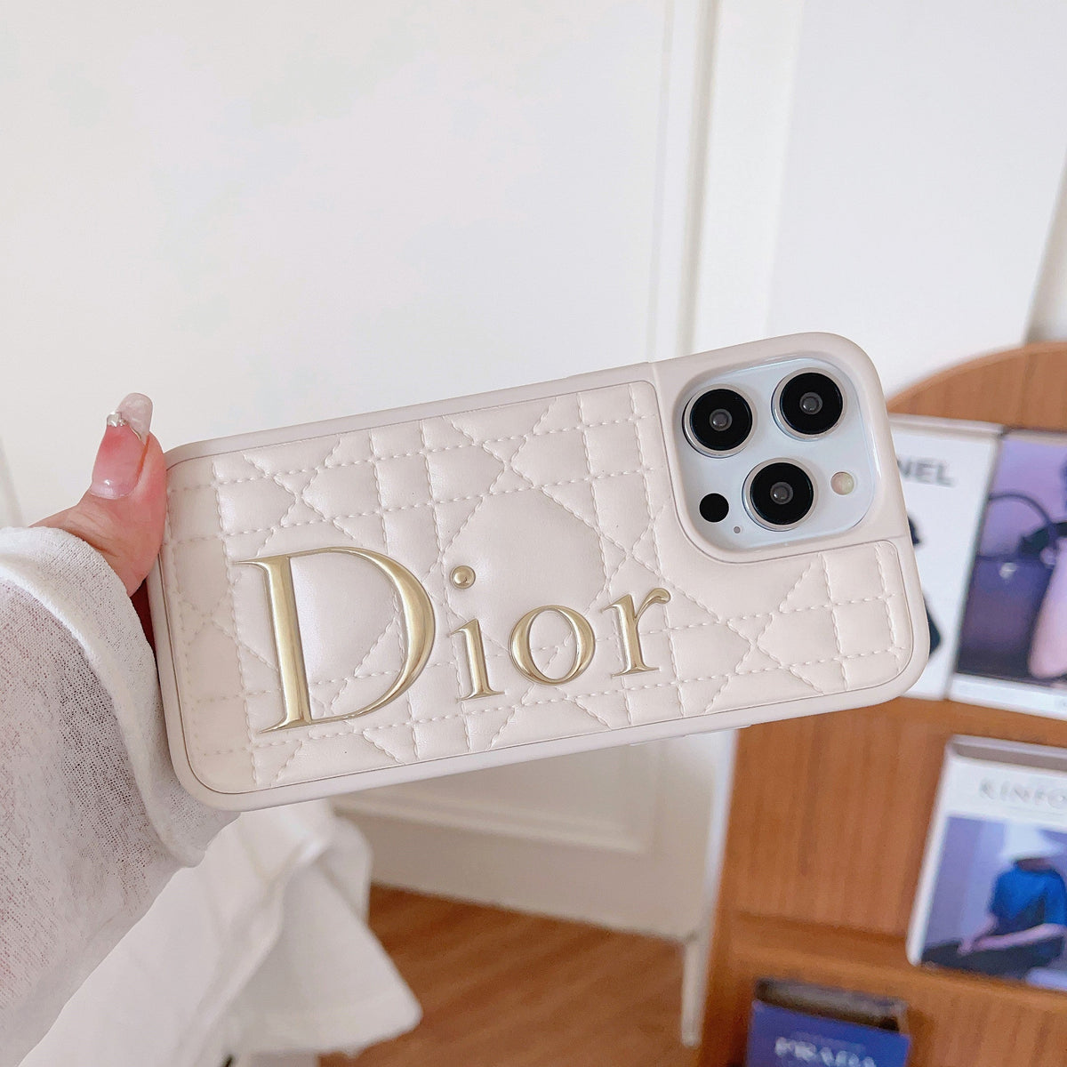 Capa de couro com logotipo dourado da moda para iPhone