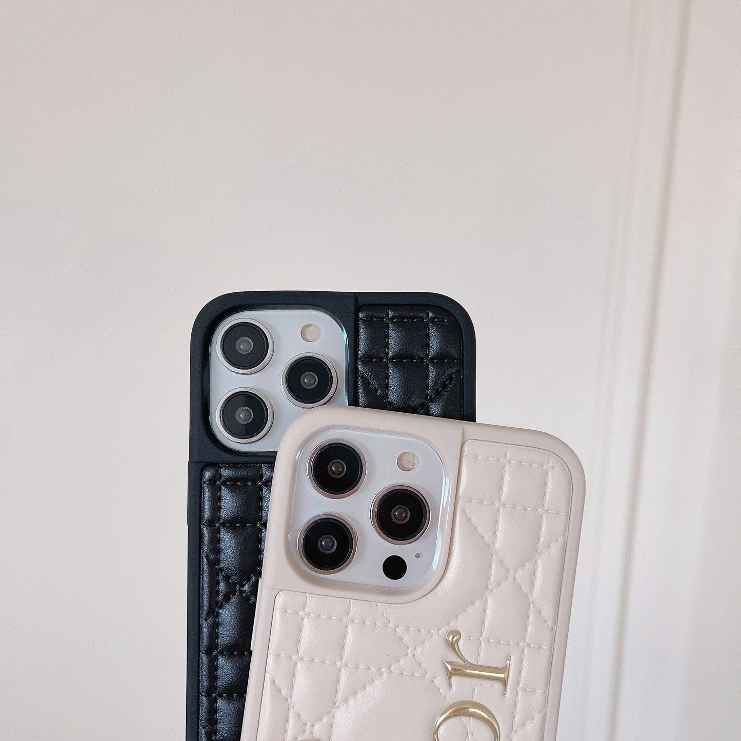 Módne kožené puzdro na iPhone so zlatým logom