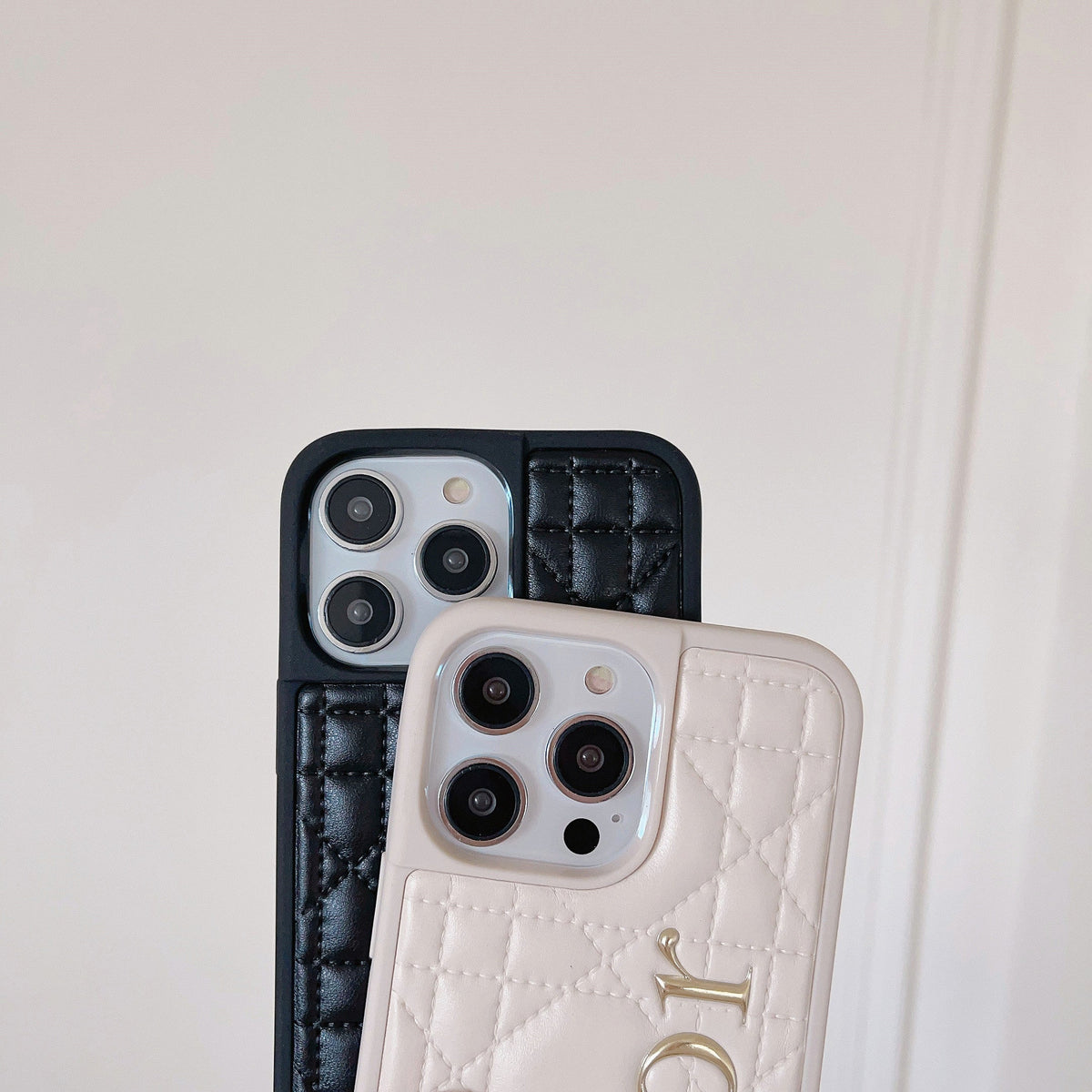 Capa de couro com logotipo dourado da moda para iPhone