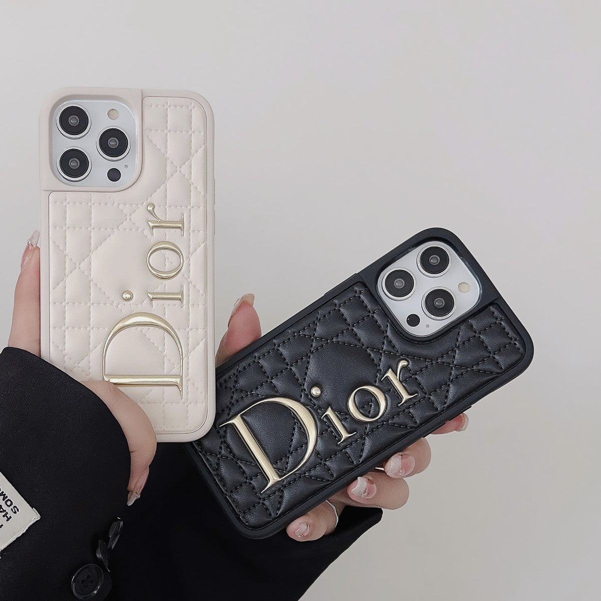 Capa de couro com logotipo dourado da moda para iPhone